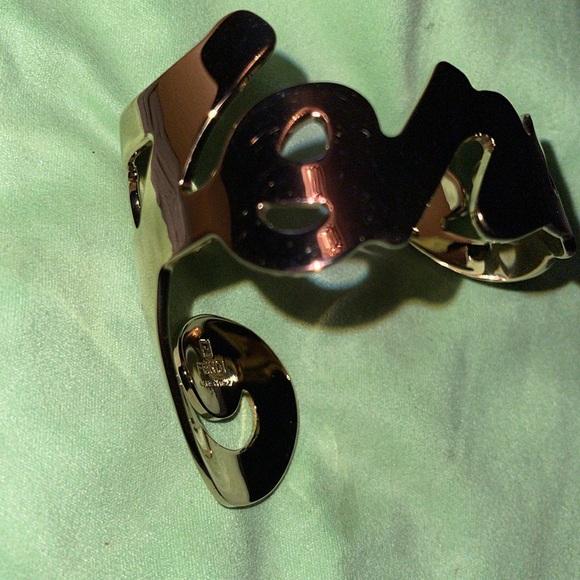 ❤️SOLD❤️Preloved Fendi name bangle bracelet gold color great condition. - Picture 9 of 11